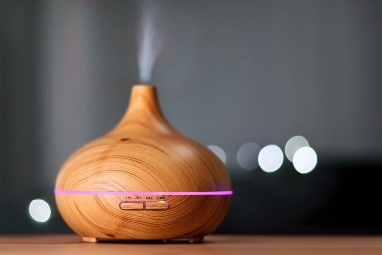 Diffuser aus Holz sprüht ätherisches Öl