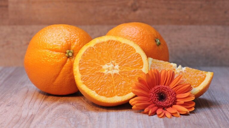 Orangen und eine Blume auf einem Tisch