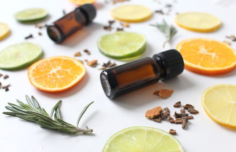 Ätherische Öle mit Zitronen,- Orangen- und Limettenscheiben