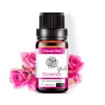 Fläschchen Rosenöl umgeben von Rosenblüten
