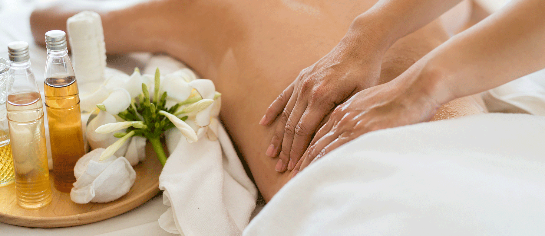 Junge Frau bei einer Massage mit Ätherischen Ölen