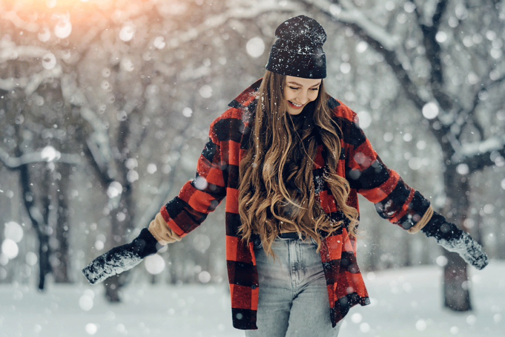 Junge Frau genießt den Schnee
