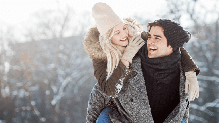 Junges Paar genießt zusammen den Schnee