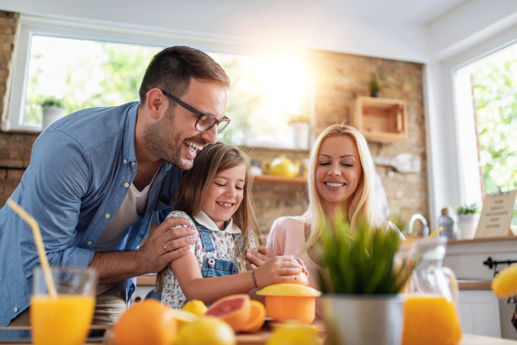 Familie presst frischen Orangensaft