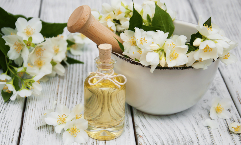 Jasminöl mit Blüten auf einem Tisch