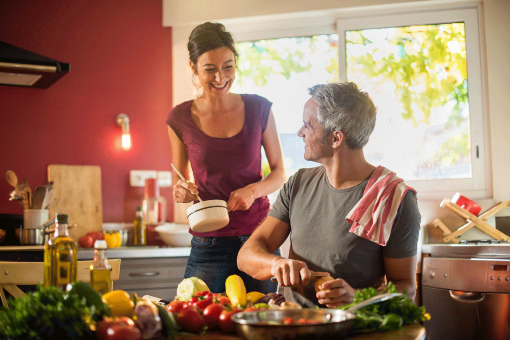 Mann und Frau bereiten in der Küche eine gesunde Mahlzeit vor