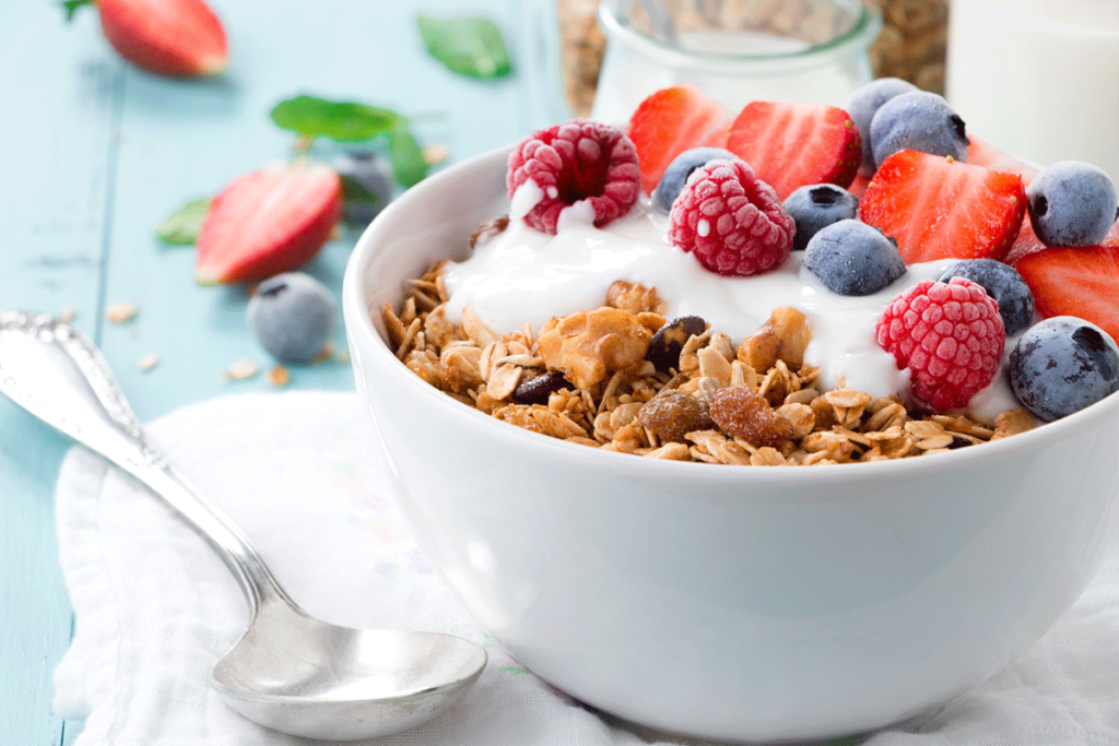 Schale Müsli mit Joghurt und frischen Beeren