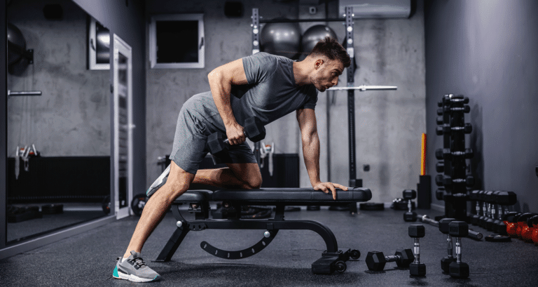 Junger Mann beim Krafttraining