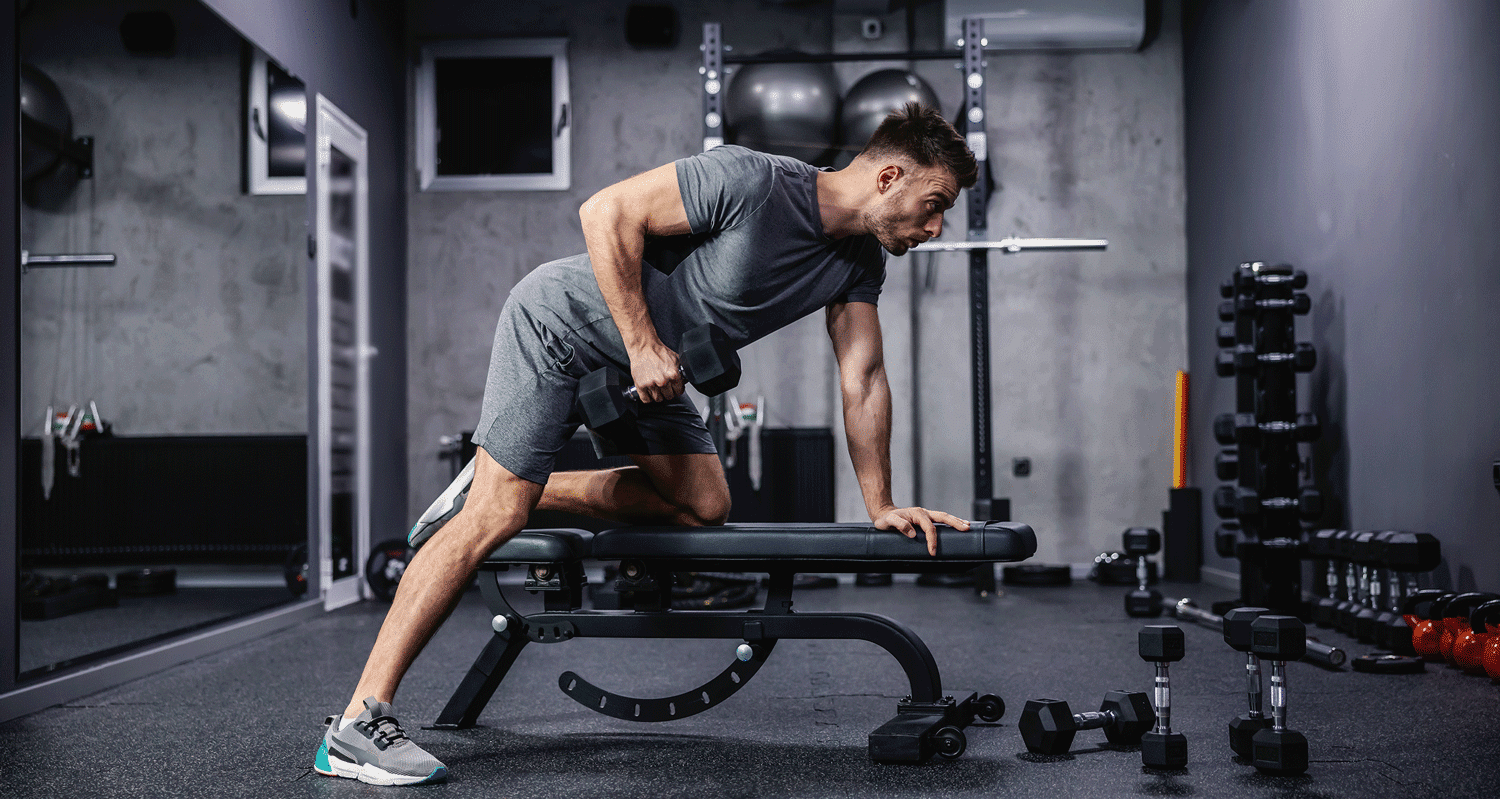 Junger Mann beim Krafttraining