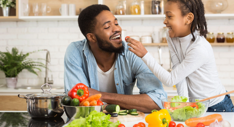 Vater und Tochter beim Kochen