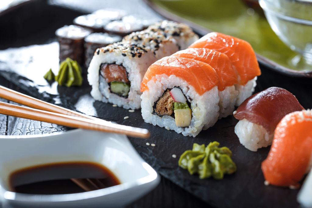 Sushi und Stäbchen auf einem Tablett