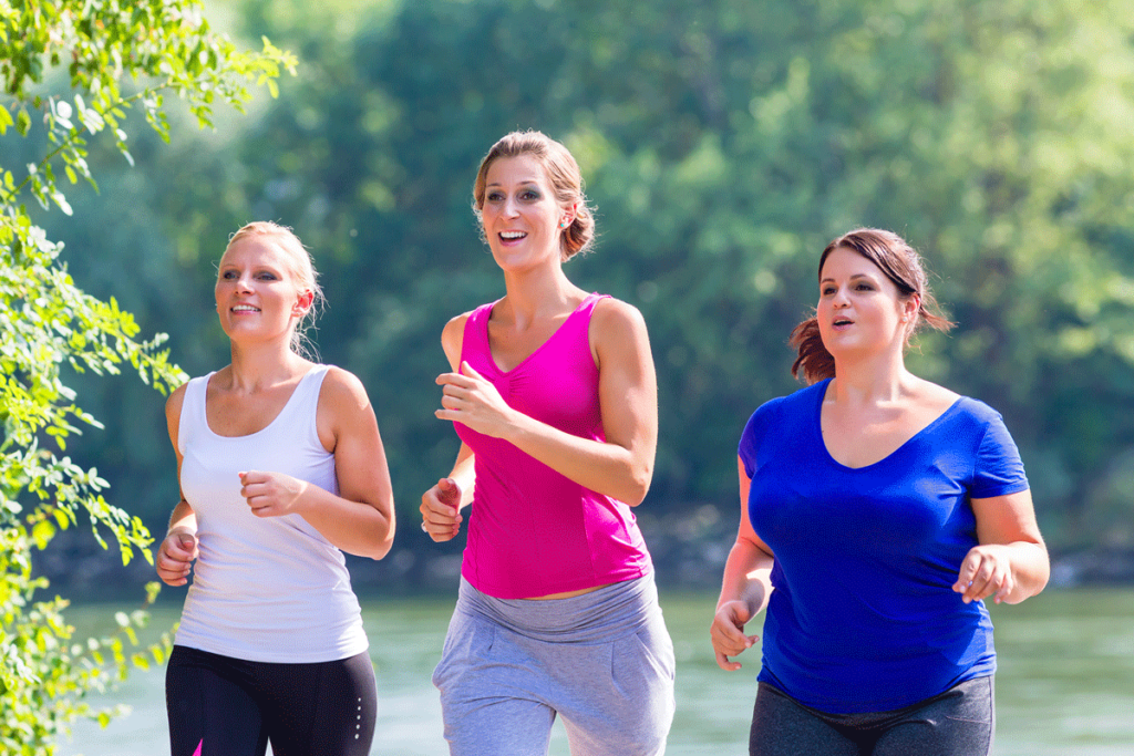 Drei junge Frauen beim Joggen im Grünen