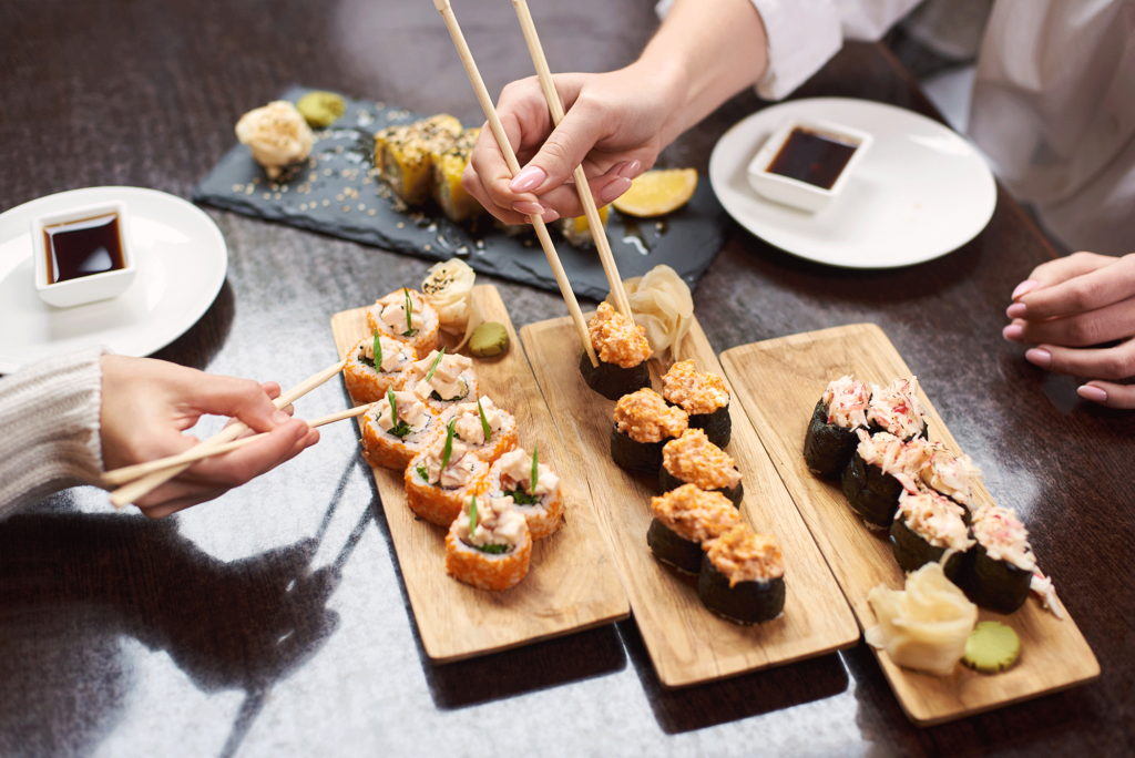 Verschiedene Sorten Sushi auf Holztablett