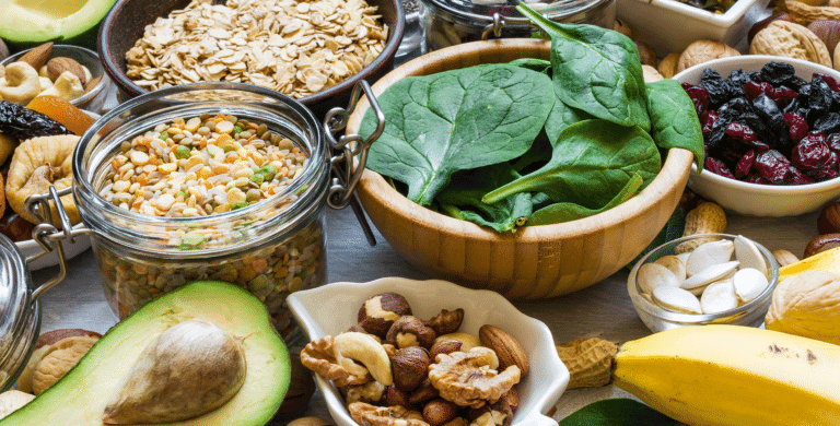 Nüsse, Spinat, Avocado und andere Kaliumhaltige Lebensmittel in verschiedenen Schalen