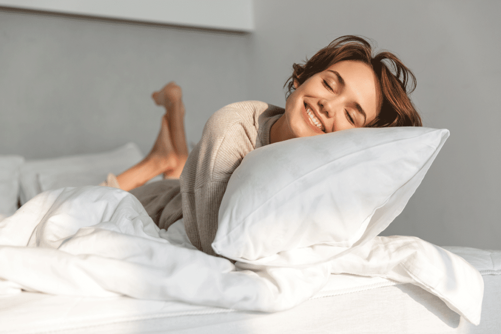 Junge Frau genießt den Morgen im Bett