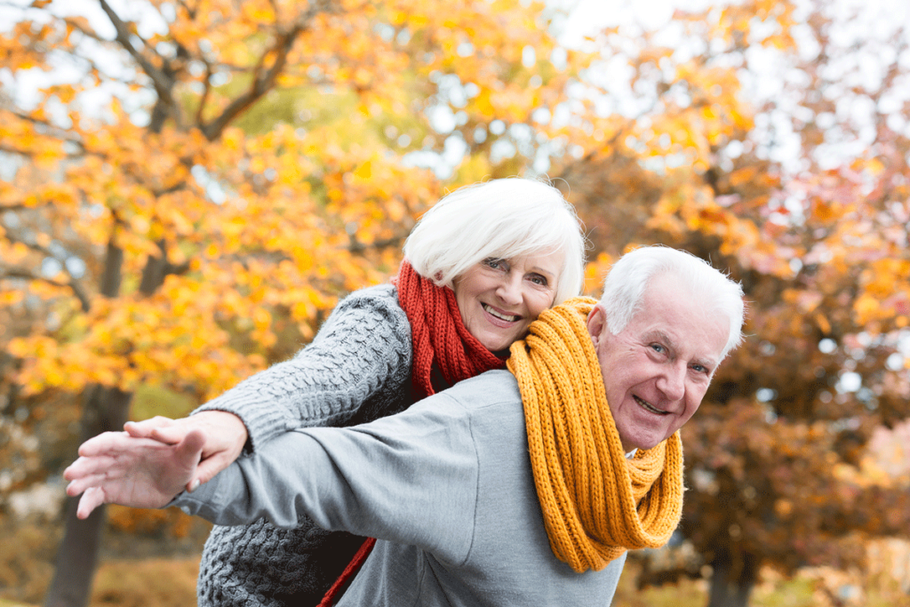 Seniorenpärchen genießt einen goldenen Herbsttag