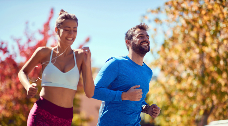 Junger Mann und Junge Frau joggen in der Natur