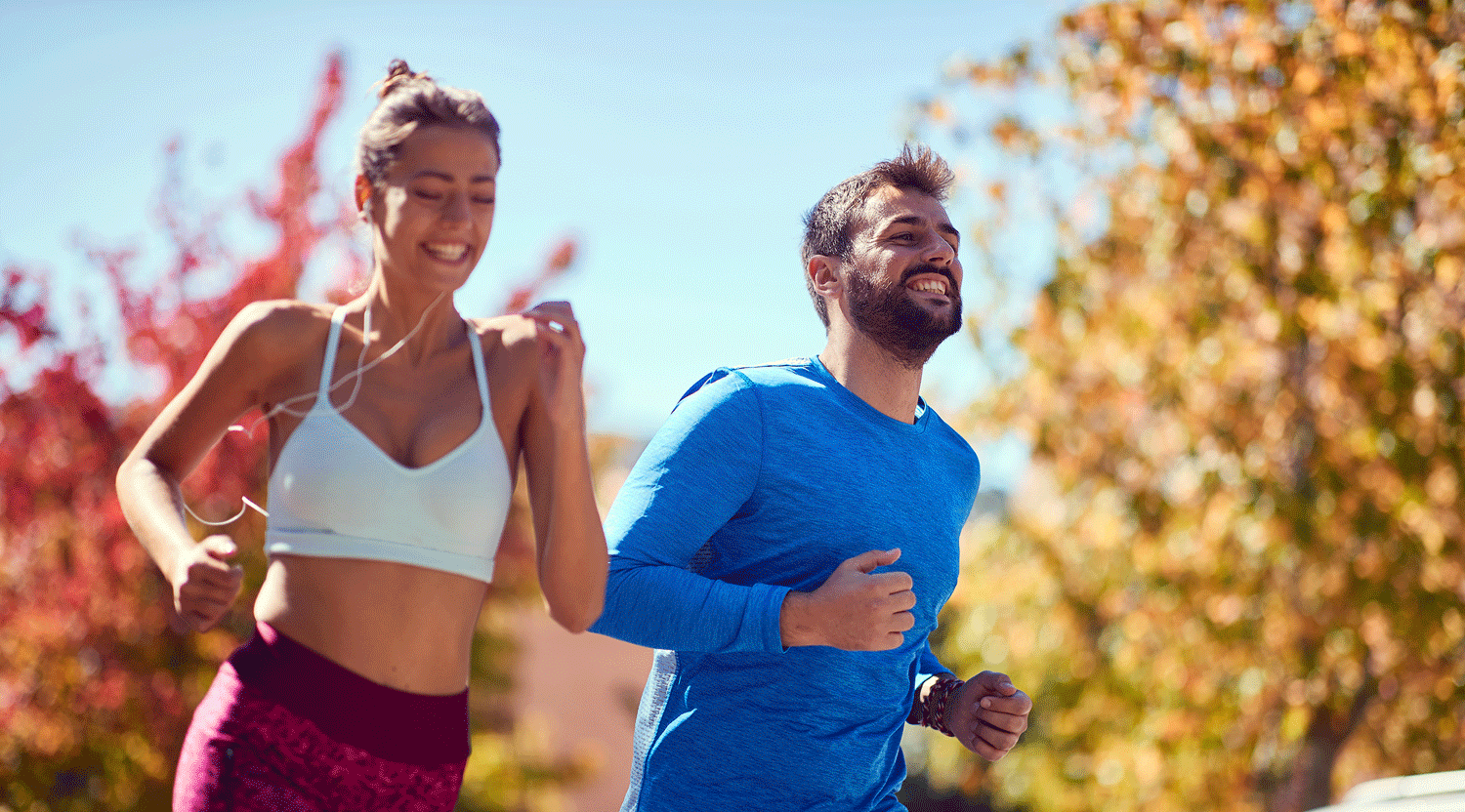 Junger Mann und Junge Frau joggen in der Natur